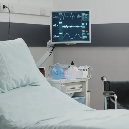 Sala de hospital vacia con monitor